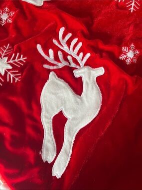 Red velvet Tree skirt
